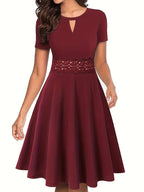 Robe Bleue à Détails en Dentelle et Silhouette Cintrée