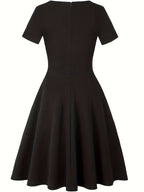 Robe Bleue à Détails en Dentelle et Silhouette Cintrée