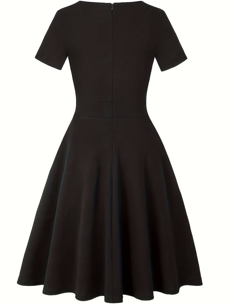 Robe Bleue à Détails en Dentelle et Silhouette Cintrée