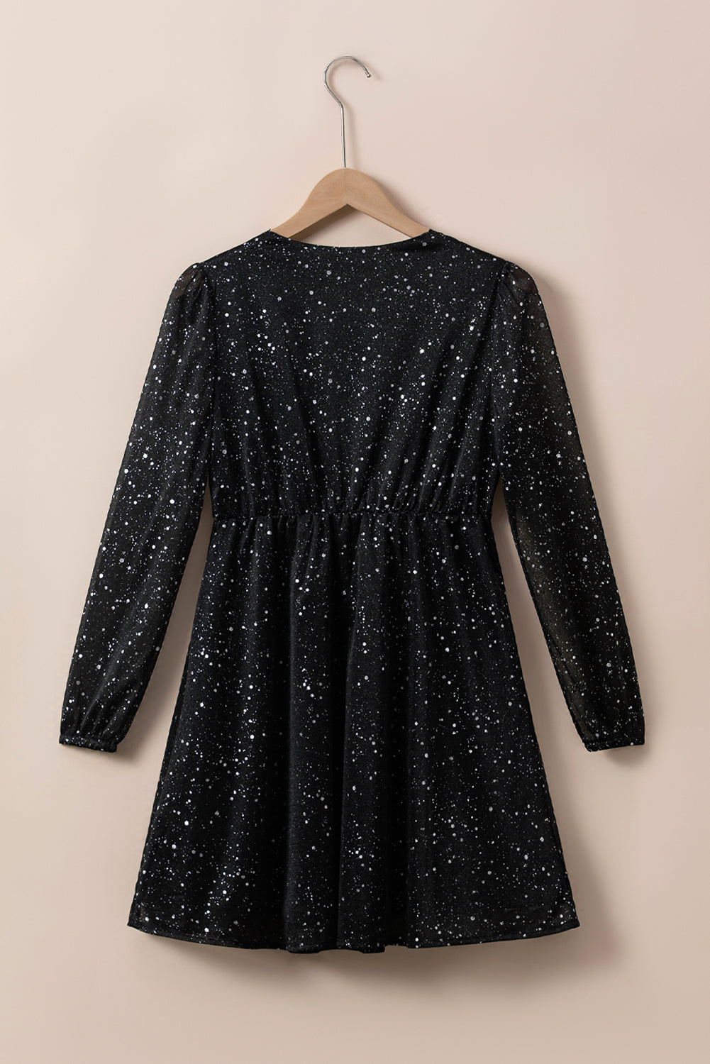 Robe Noire Chic Pailletée avec Superposition en Maille Élégante
