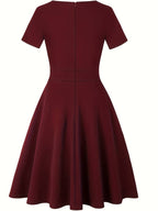 Robe Bleue à Détails en Dentelle et Silhouette Cintrée