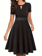 Robe Bleue à Détails en Dentelle et Silhouette Cintrée