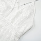 Élégante robe d'été blanche