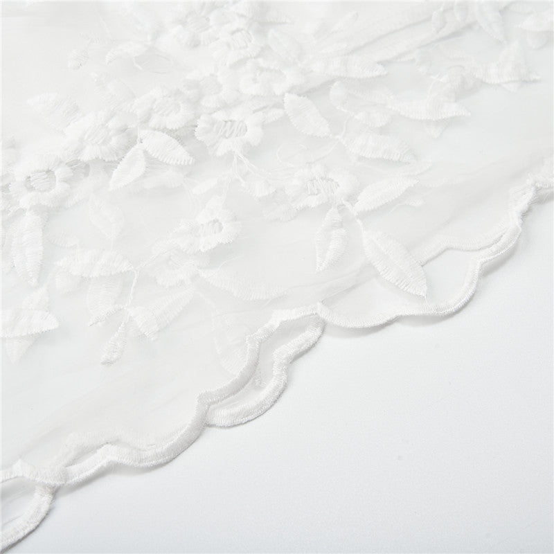 Élégante robe d'été blanche