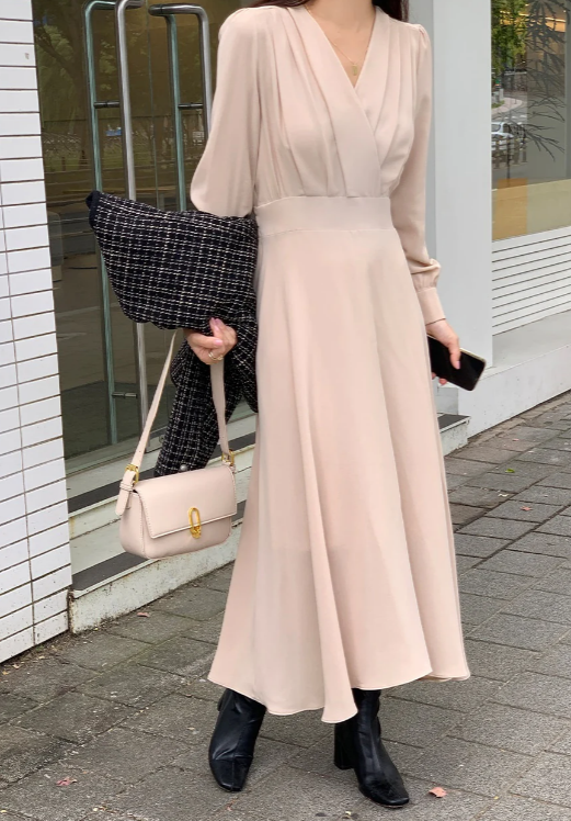 Robe Évasée Chic avec Décolleté en V et Manches Bouffantes